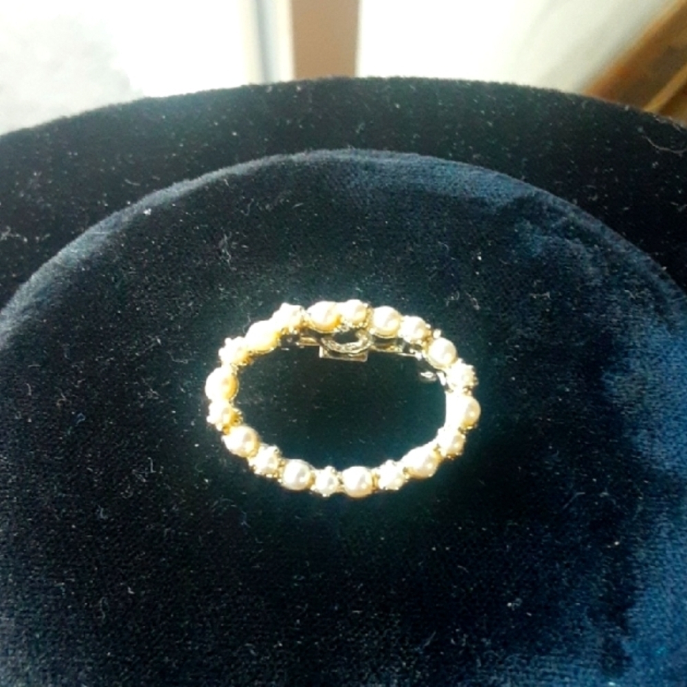 Elegant Gold Tone and Faux Pearl Pin